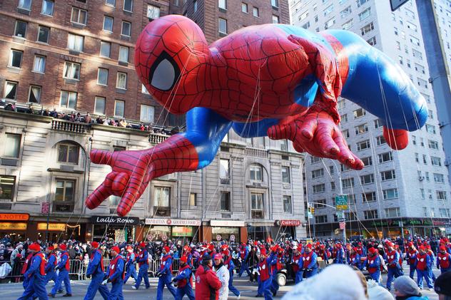 Gente de todos los rincones del planeta visitan Nueva York en noviembre para ver el desfile del Día de Acción de Gracias.