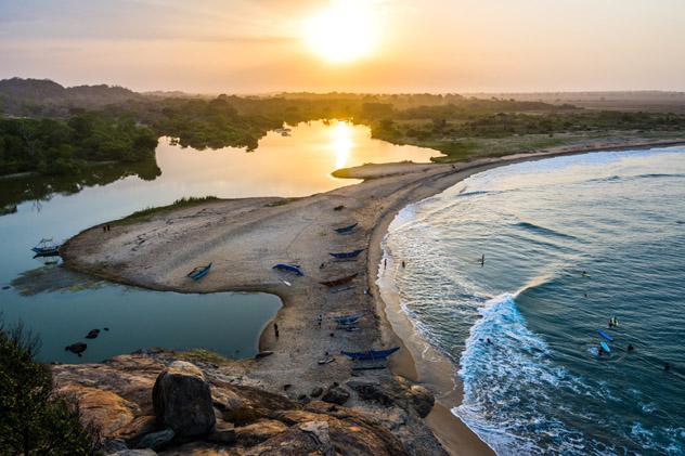 Arugam Bay ofrece un ambiente relajado y olas para surfistas de todos los niveles, Sri Lanka © Shanti Hesse / Shutterstock