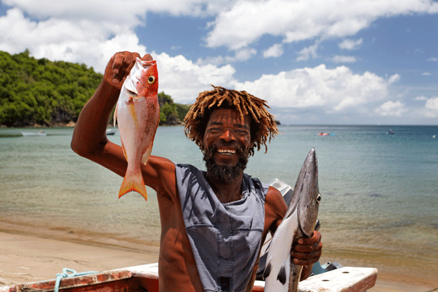 Pescador enseñando su pesca. © imageBROKER.com GmbH &amp; Co. KG / Alamy Stock Photo