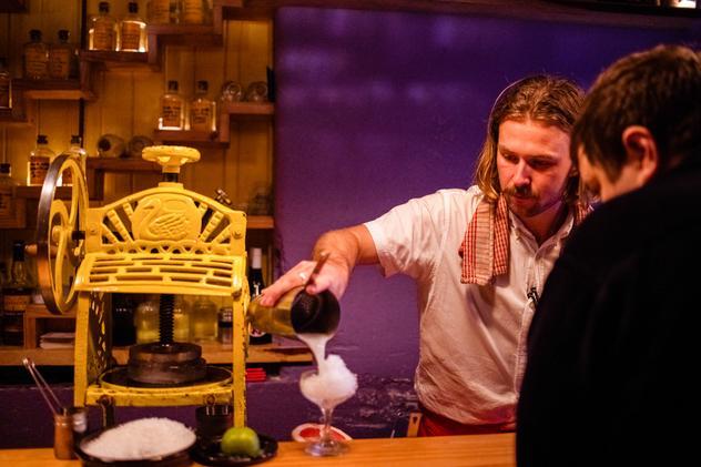 Barman en Cantina OK!, Sídney. © Isabella Moore/Lonely Planet