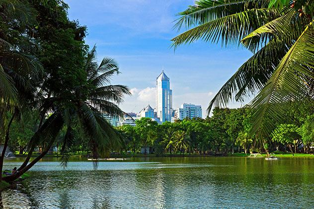 Visitar Lumphini Park al caer el sol permite disfrutar del fresco y de vistas mágicas, Bangkok, Tailandia © Kenneth Dedeu / Shutterstock