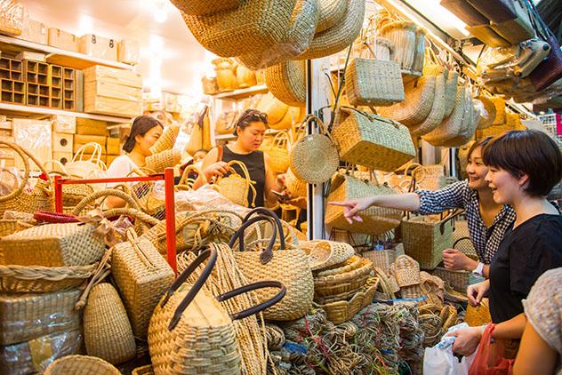 En el Chatuchak Weekend Market se pueden comprar recuerdos de primera; y mirar es gratis, Bangkok, Tailandia © Vassamon Anansukkasem / Shutterstock