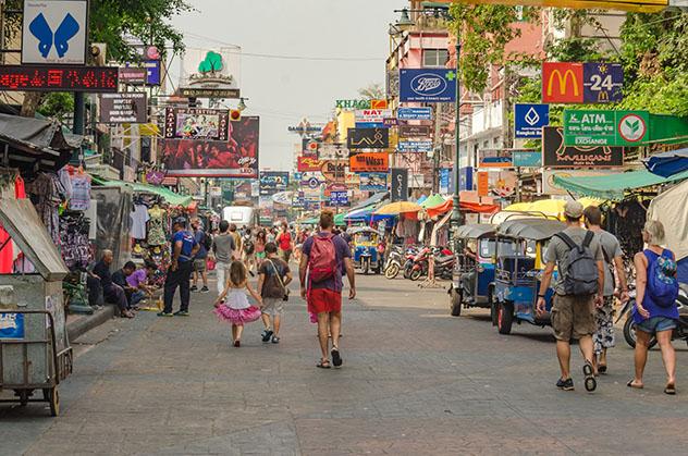 Khao San es uno de los mercados callejeros más concurridos de Bangkok, Tailandia © Man of Stocker city / Shutterstock