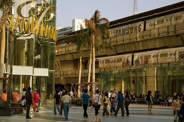 La plaza de Siam, el barrio comercial de Bangkok, alberga enormes centros comerciales como Siam Paragon, Tailandia © Mick Elmore / Lonely Planet