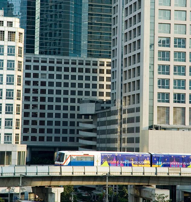 El BTS Skytrain de Bangkok es una forma eficiente de desplazarse por la ciudad, Tailandia © Mick Elmore / Lonely Planet