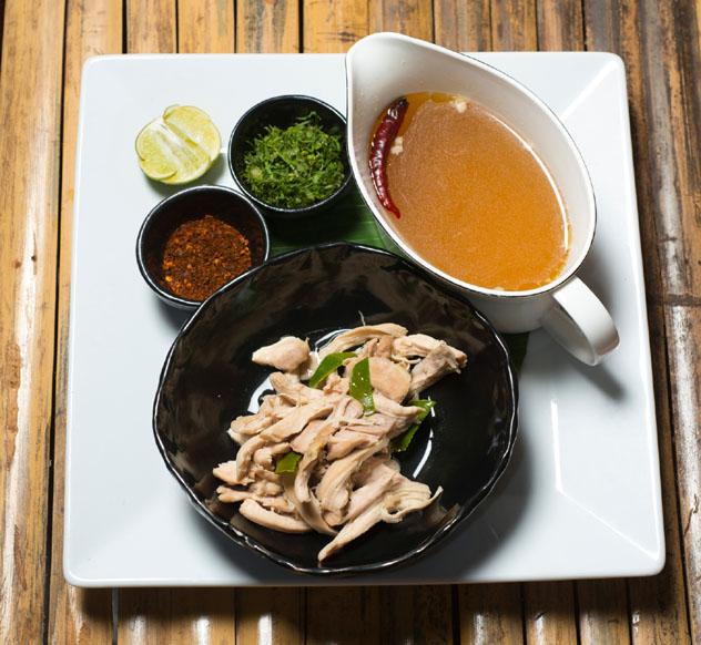 Sopa de pollo picante, plato local norte de Tailandia, Chiang Mai, Tailandia © Austin Bush / Lonely Planet