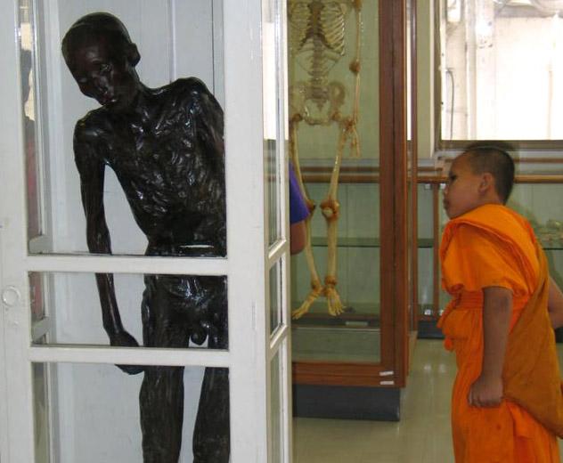 El cadáver de See Uey Sae Ung, Museo Médico Siriraj, Bangkok, Tailandia © Bobby from London, L