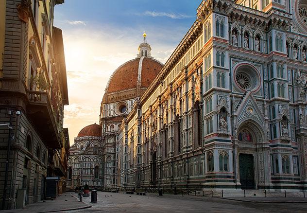 Turismo sostenible: comunidad. La Piazza del Duomo y la catedral de Santa Maria del Fiore, en Florencia