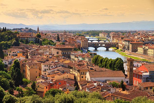 Turismo sostenible: comunidad. El perfil urbano de Florencia, con puentes sobre el río Arno