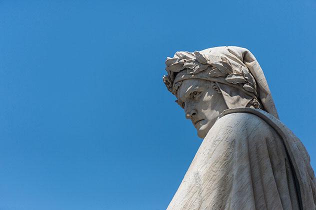 Turismo sostenible: sostenibilidad. Estatua de Dante Piazza Santa Croce, Florencia, Italia