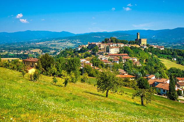 Turismo sostenible: sostenibilidad. La aldea medieva de Poppi, la Toscana, Italia